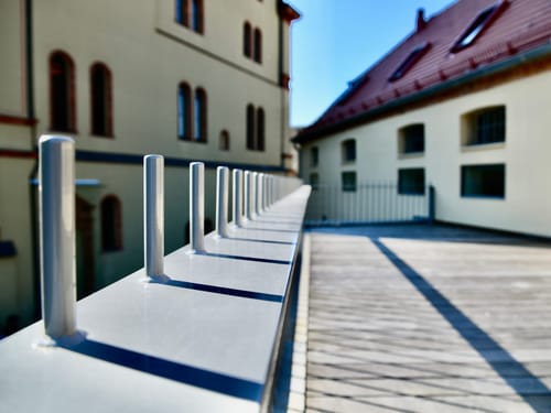 Metallstäbe auf einer großen Terrasse