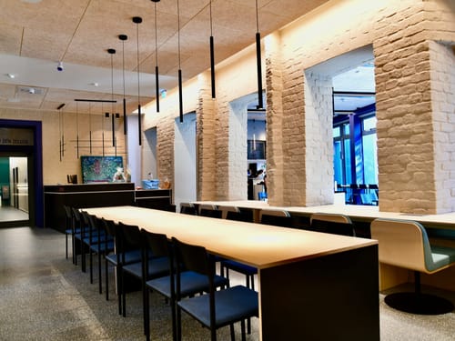 Zeitgemäßes Café-Design trifft auf historische Architektur
