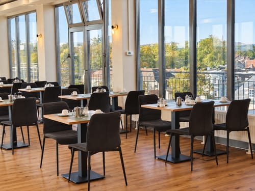 Lichtdurchfluteter Frühstückssaal mit Panoramablick