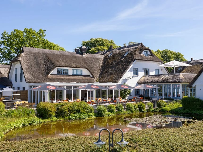 reetgedecktes Hotel mit Hotelterrasse auf Rügen