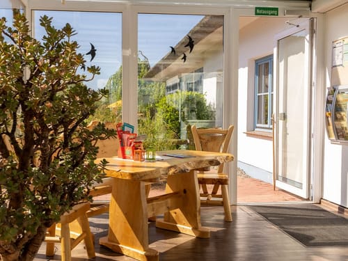 Sitzgruppe direkt am Eingang des Hotels