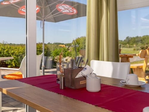 gedeckter Tisch im Restaurant mit Panoramafenstern