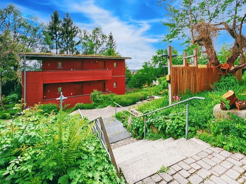 Naturparadies: Idyllischer Garten mit rotem Holzhaus