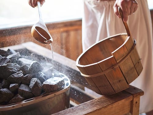 Vorrichtung für einen Sauna-Aufguss mit Holzkelle und Eimer