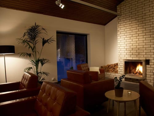 gemütliches Kaminzimmer mit verschiedenen Loungemöbeln