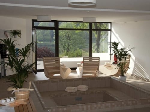 Sauna und Ruhebereich mit Relaxliegen und Panoramafenstern