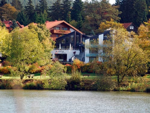 Hotelansicht vom See aus