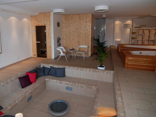 Finnische Sauna, Badewannen und Ruhezone in der Wellnessoase