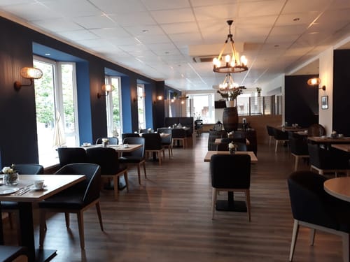 Gemütliches Restaurant mit moderner Einrichtung und eleganter Beleuchtung