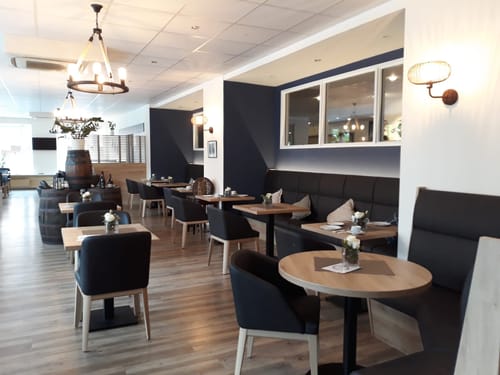 Modernes Restaurant mit stilvoller Einrichtung und gemütlichen Sitzbereichen.