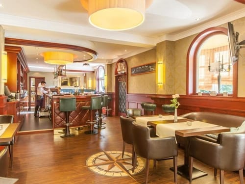 Eleganter Innenraum eines stilvollen Restaurants mit Bar und gemütlicher Sitzgelegenheit.
