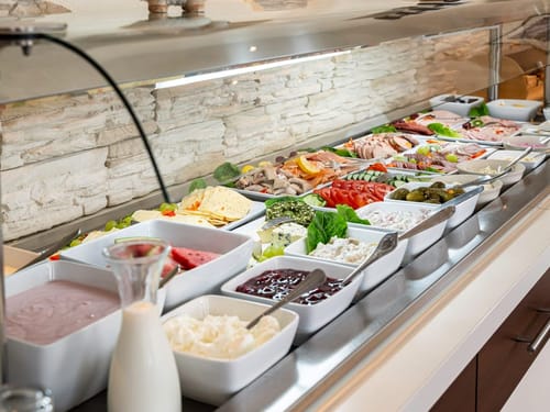 Frühstücksbuffet mit verschiedenen Speisen in Schalen
