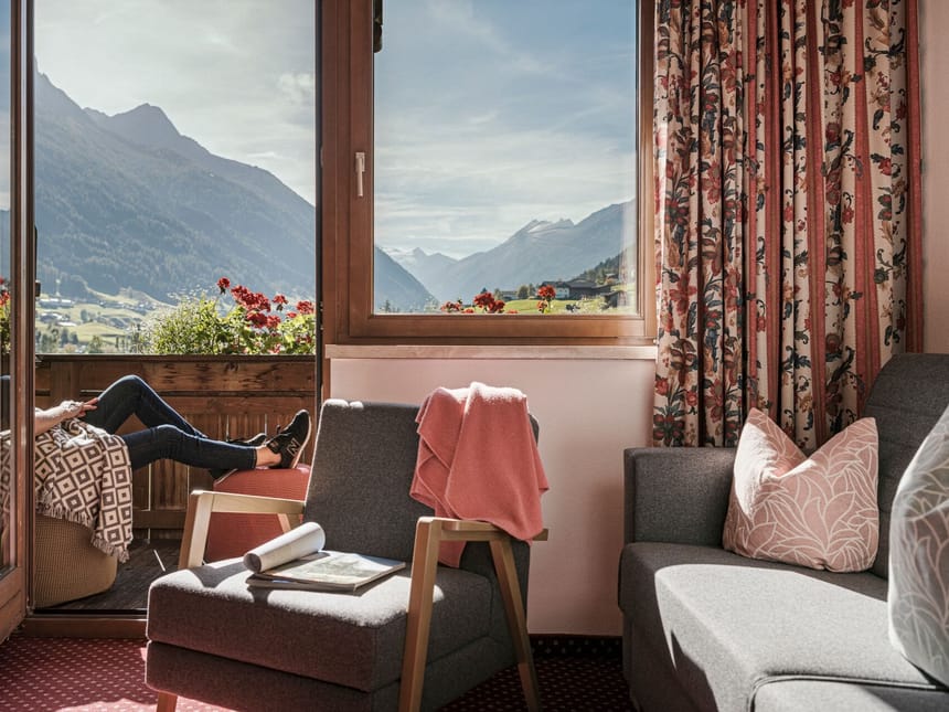 Gemütliches Wohnzimmer mit Bergblick und gemütlicher Atmosphäre