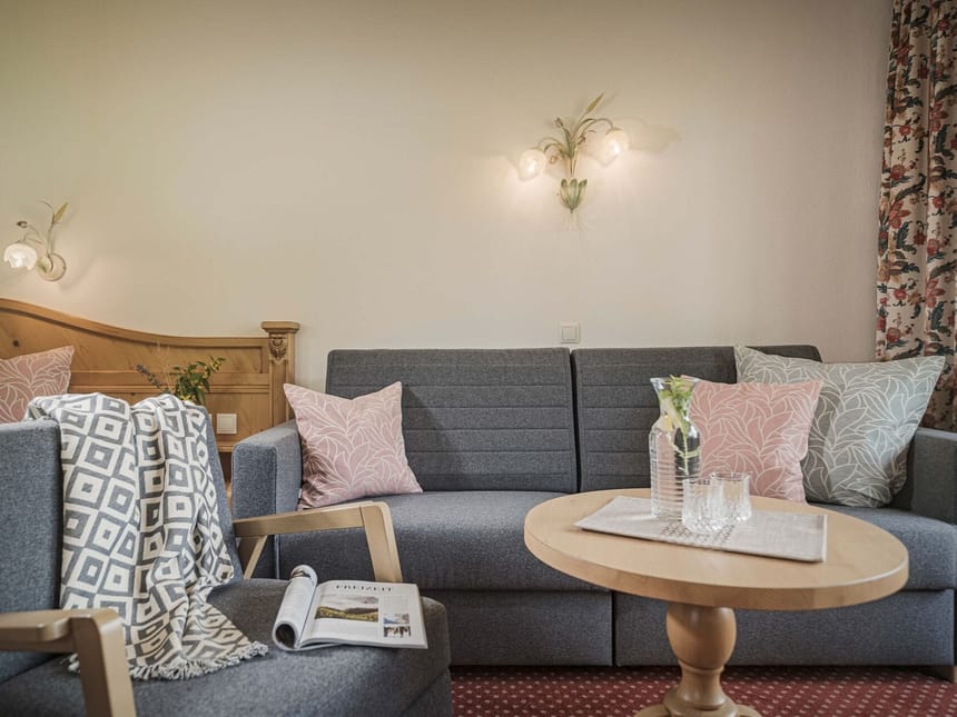 Gemütliches Wohnzimmer mit grauem Sofa und dekorativen Kissen