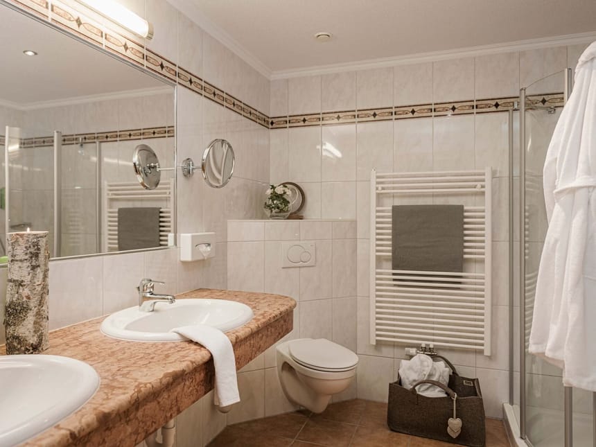 Modernes Badezimmer mit Doppelwaschbecken und Duschkabine