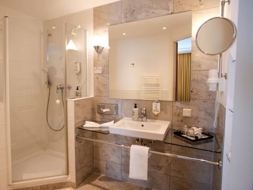 Helles Bad mit Dusche