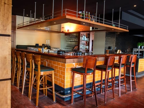 Hotelbar mit einigen Barhockern