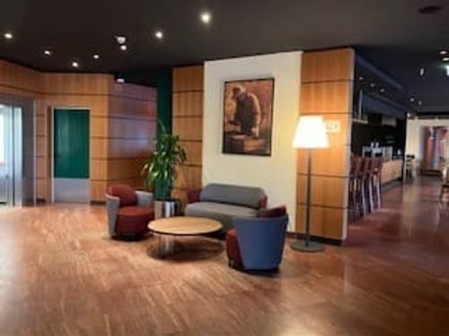 Lounge mit einigen Sitzplätzen