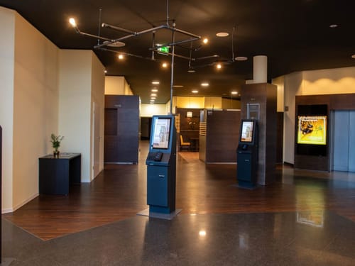 Modernes Empfangsbereich eines Hotels mit Selbstbedienungsterminals