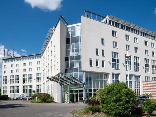 Modernes Geschäftsgebäude mit Glasfassade bei Sonnenschein