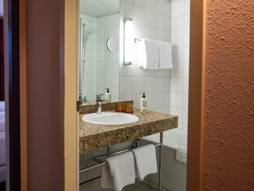 Modernes Badezimmer mit Waschbecken und Handtüchern