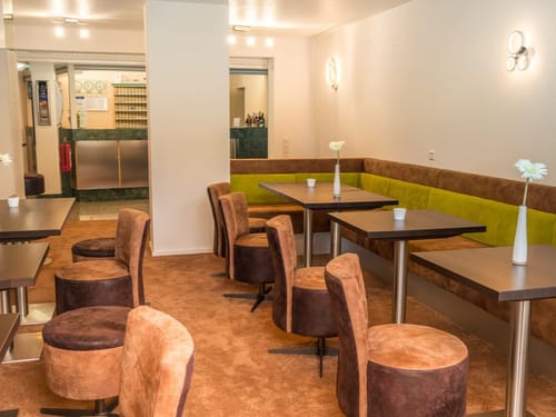 Gemütliches Café-Interieur mit stilvollen Sitzgelegenheiten und moderner Dekoration.