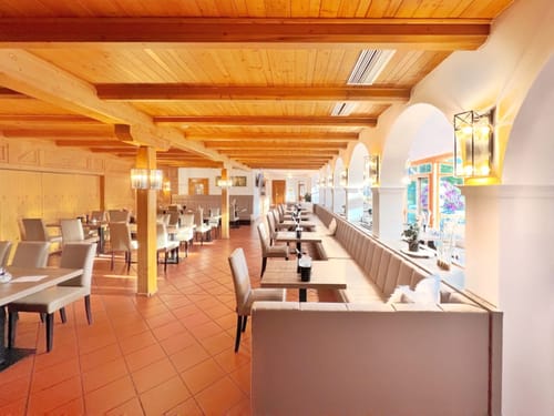 Restaurant mit vielen eingedeckten Tischen