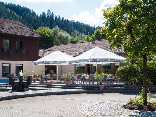 Terrasse mit Sonnenschirmen, Stühlen und Tischen