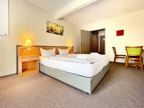 Zimmer mit Tisch und Stühlen