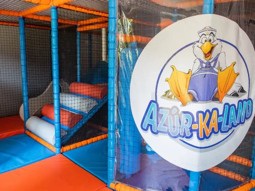 Kinderspielplatz in einer Indoor-Anlage mit bunter Rutsche
