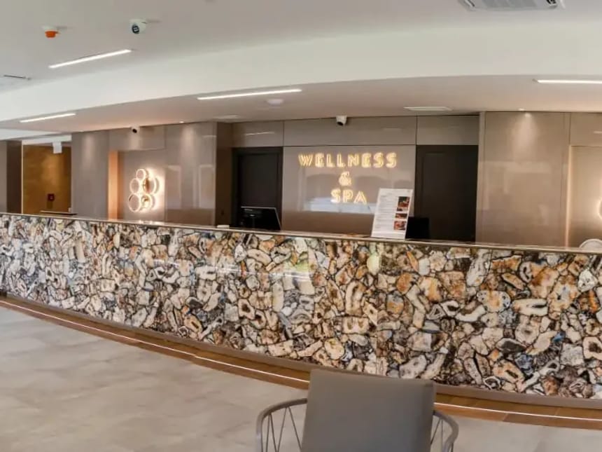 Empfangsbereich eines Wellness & Spa mit elegantem Marmortresen