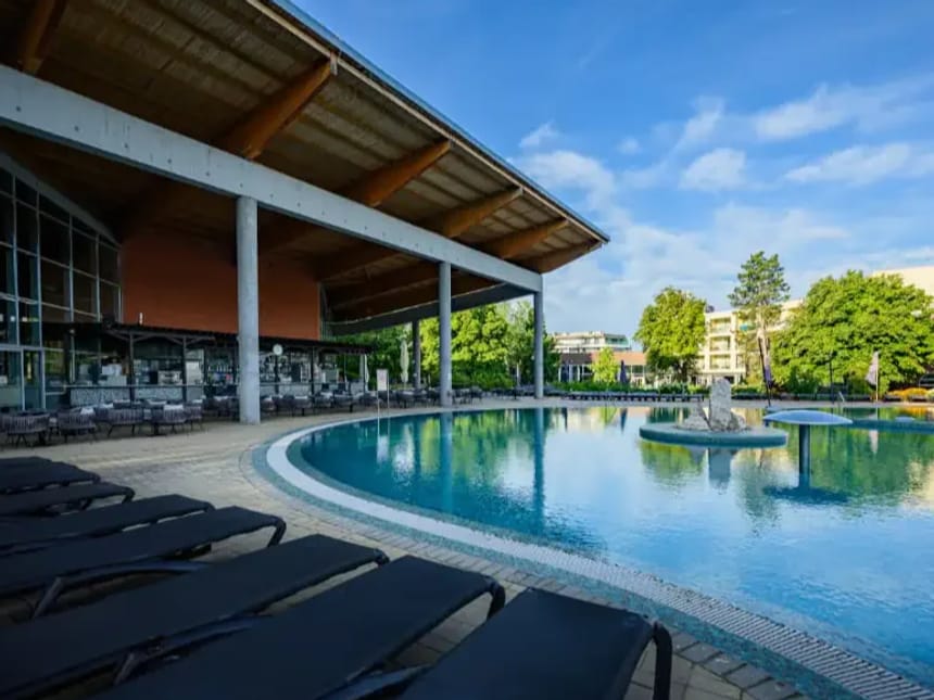 Moderner Wellnessbereich mit Pool und Liegestühlen im Freien