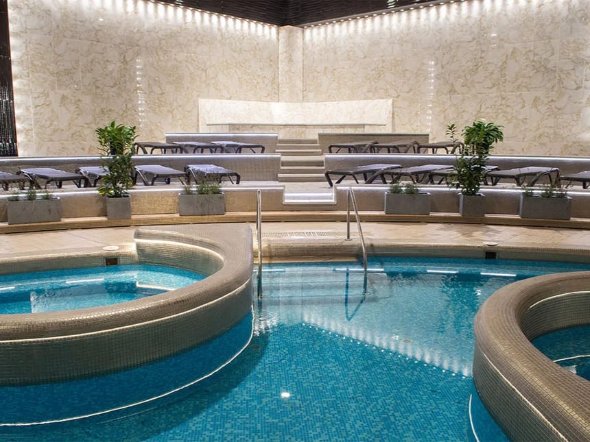 Luxuriöser Spa-Bereich mit Pool und Liegestühlen