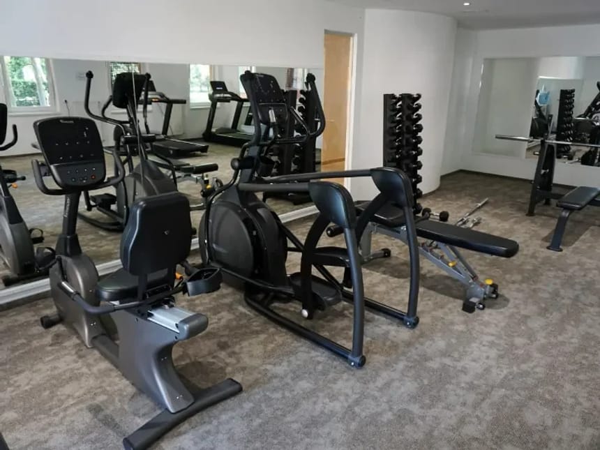 Moderner Fitnessraum mit verschiedenen Trainingsgeräten