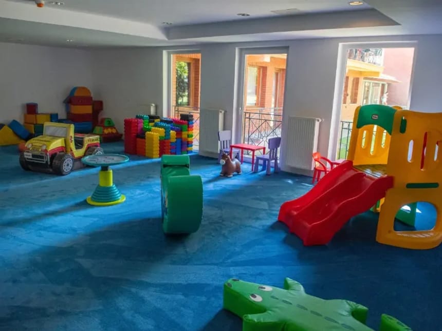 Spielzimmer mit buntem Kinderspielzeug und Klettergerüst