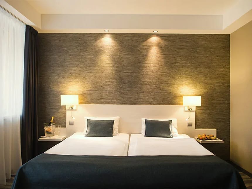 Modernes Hotelzimmer mit Doppelbett und stilvoller Beleuchtung