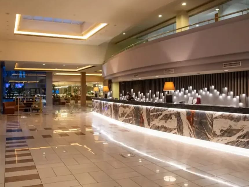 Moderne Hotel-Lobby mit eleganter Rezeption und stilvoller Beleuchtung.