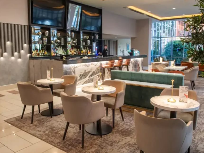 Elegantes Hotelrestaurant mit moderner Bar und stilvollen Sitzgelegenheiten