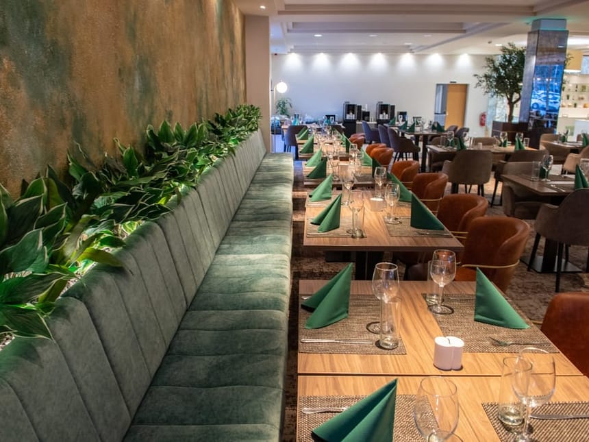 Stilvolles Restaurant mit moderner Tischdekoration und Pflanzen