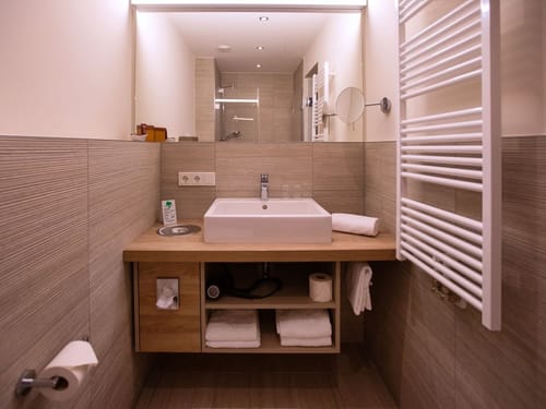 Kleines Badezimmer mit einer Dusche