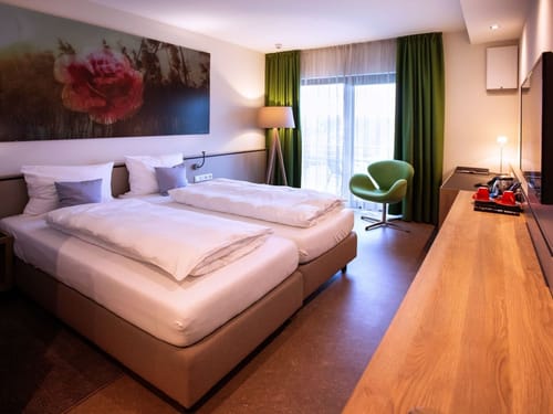 Comfort Zimmer mit Schreibtisch, TV und einem Stuhl