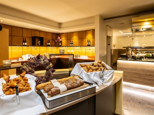Frühstücksbuffet mit verschiedenen Speisen