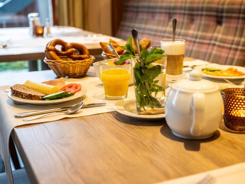 Gedeckter Frühstückstisch