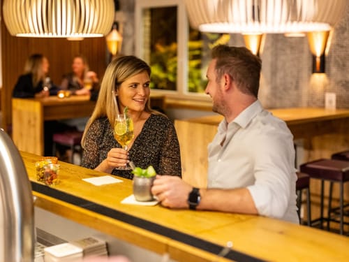 Paar an der Hotelbar