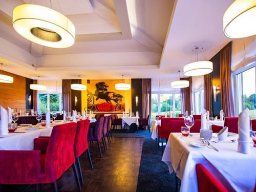 Restaurant mit eingedeckten Tischen