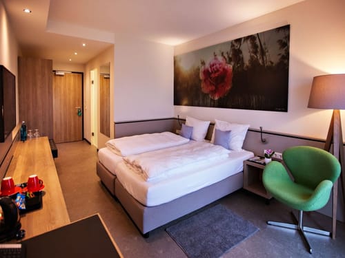 Großes Zimmer mit TV, Stuhl und Schreibtisch