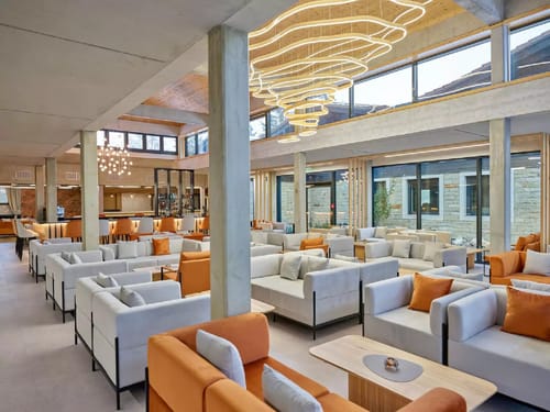 Moderne Hotel-Lobby mit stilvollem Design und gemütlichen Sitzbereichen