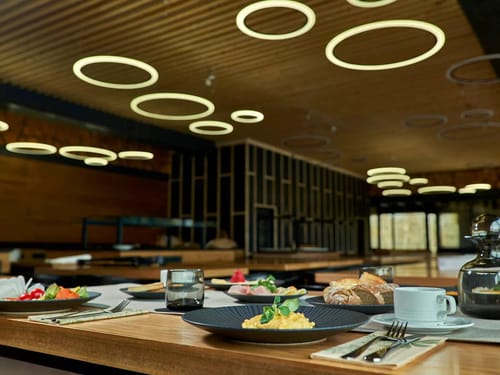 Modernes Restaurantinterieur mit elegant gedecktem Frühstückstisch