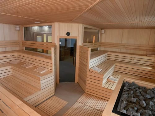 Entdecken Sie die ultimative Entspannung in unserer modernen Sauna mit komfortablen Holzbänken und einem eleganten Design. Ideal für Wellness und Erholung.