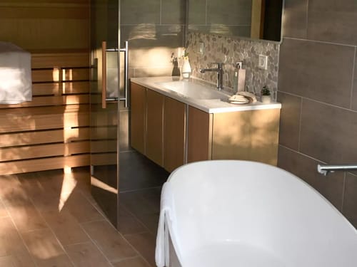 Modernes Badezimmer mit Badewanne und Sauna
